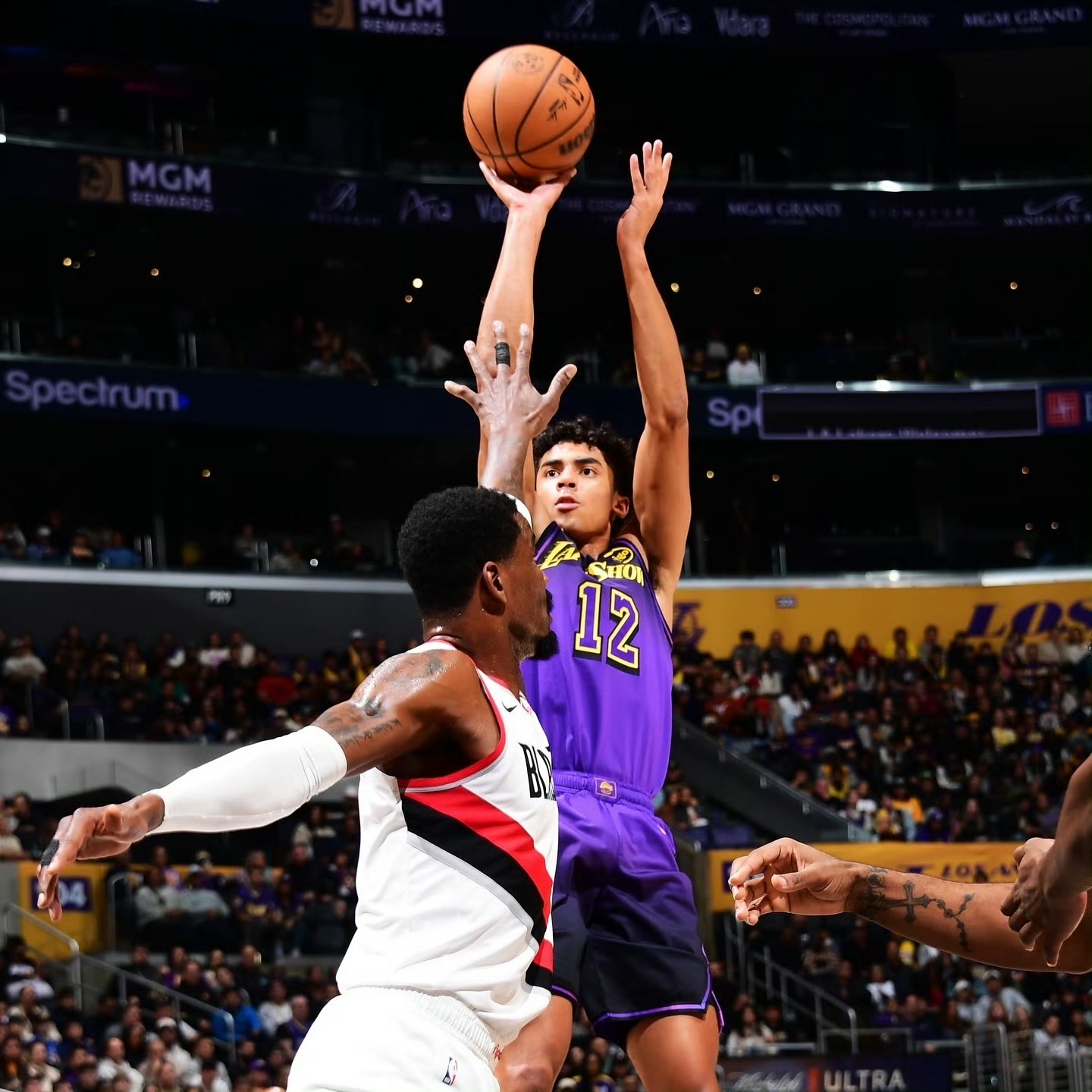 湖人翻盘浙江队,利拉德状态火热 湖人翻盘浙江队,利拉德状态火热