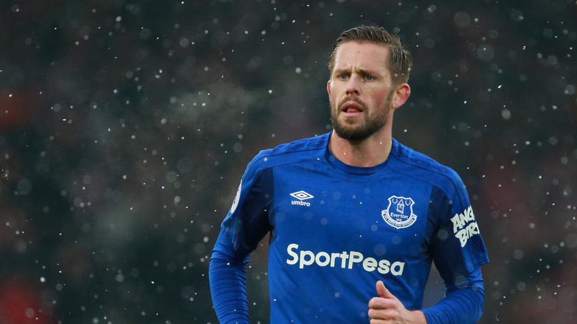 冷门与热火的协奏,当韩国撞碎森巴铁壁,莱万在另一边狂燃